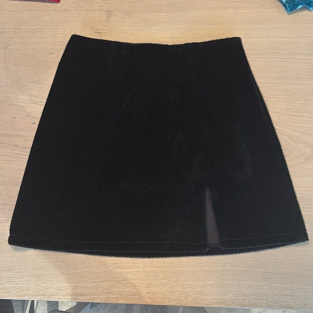 ASOS design Black High waisted faux hair Mini Skirt slit size 4 - Picture 3 of 6